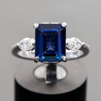 טבעת אירוסין מקורית משובצת אבן חן ספיר בצבע כחול יפייפה ובצדדים 2  יהלומים גדולים