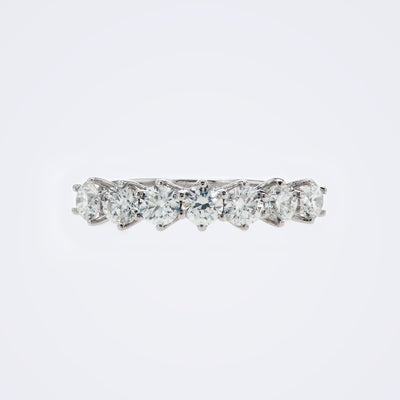 טבעת יהלומים משובצת יהלומים בשורה טבעת משלימה לטבעת אירוסין