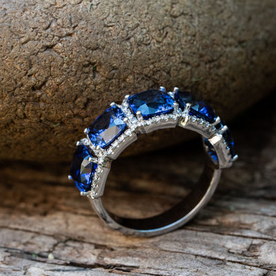 טבעת 5 אבני חן ספיר כחולות משובצים סביב ביהלומים