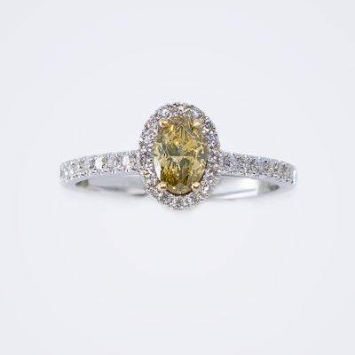 טבעת יהלומים עם יהלום מרכזי צהוב ושיבוץ יהלומים קטנים 18 קראט זהב לבן