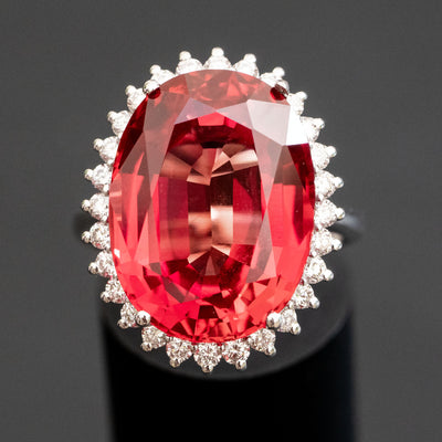 טבעת גדולה במיוחד משובצת אבן חן ספיר בצבע אדום ויהלומים מסביב