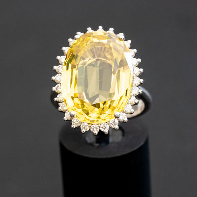 המתנה המושלמת לאישה, טבעת גדולה במיוחד משובצת אבן חן ספיר צהובה ויהלומים מסביב