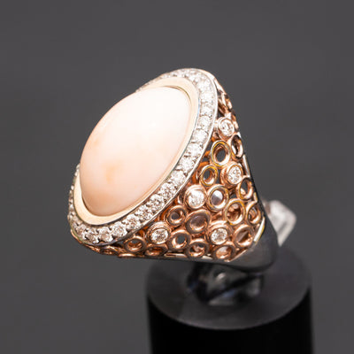 טבעת 14 קראט זהב לבן וזהב ורוד ביחד משובצת אבן חן קורל טבעית ומסביב יהלומים