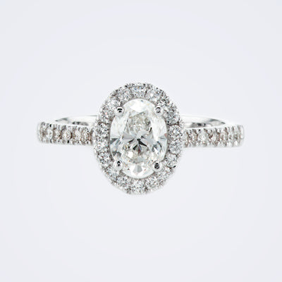 טבעת אירוסין יפייפיה עם יהלום מרכזי אובלי גודל לבחירה עם שיבוץ יהלומים מסביב ובצדדים
