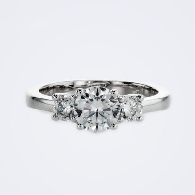 טבעת 3 יהלומים למראה קלאסי עם יהלומים בגדלים שונים לבחירתכם