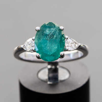 טבעת אירוסין מיוחדת משובצת אבן חן טבעית אמרלד בצבע ירוק ו2 יהלומים בצדדים