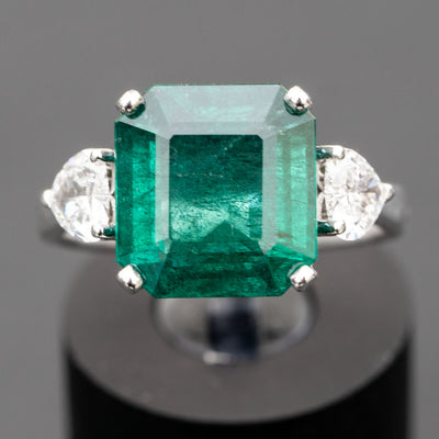 טבעת אמרלד ירוקה עם יהלומים בצדדים