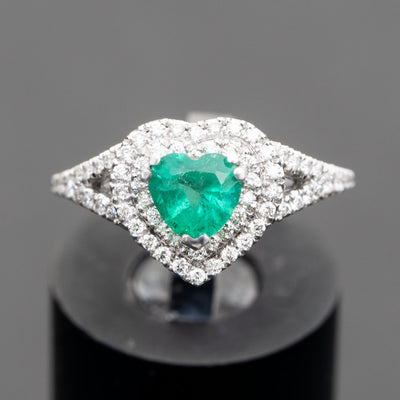 טבעת אירוסין מהממת משובצת אבן חן אמרלד ירוקה בחיתוך לב ושיבוץ יהלומים עדינים מסביב