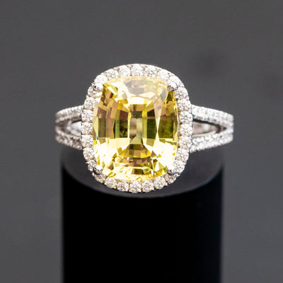 טבעת אירוסין, טבעת בעיצוב אישי משובצת אבן חן ספיר בצבע צהוב עם יהלומים מסביב