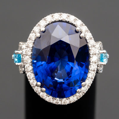 טבעת יוקרתית בשיבוץ אבן חן ספיר אובלית כחולה בשילוב אבני טופז תכלת בצדדים ויהלומים