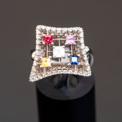 טבעת מעוצבת משובצת 4 אבני חן ספיר בצבעים שונים ויהלום מרכזי אחד