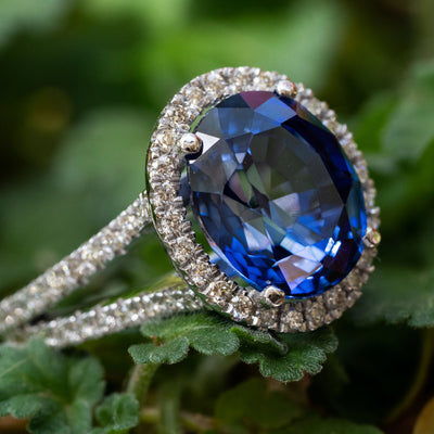 טבעת אבן חן ספיר אובלית בשיבוץ יהלומים מסביב, טבעת אירוסין