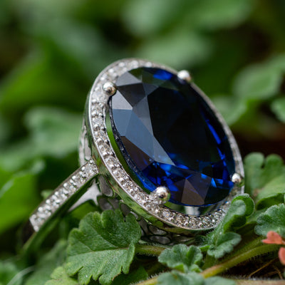 טבעת אבן חן ספיר אובלית כחולה ומרשימה בשיבוץ יהלומים