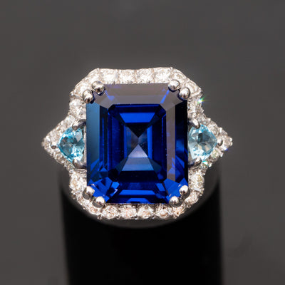 טבעת מקורית משובצת אבן חן ספיר בשילוב אבני חן טופז כחולות בצורת לב ויהלומים קטנים