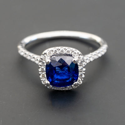 טבעת אירוסין עדינה משובצת אבן חן ספיר כחולה ויהלומים קטנים מסביב