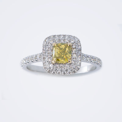 טבעת יהלומים מרובעת עם שיבוץ יהלום מרכזי צהוב 18 קראט זהב לבן