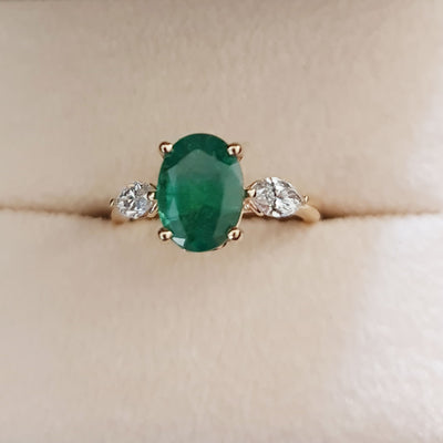 טבעת אבן חן אמרלד ירוקה ויהלומים בצדדים