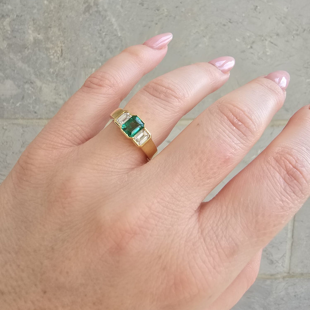 טבעת אמרלד טבעית ירוקה לאישה עם יהלומים