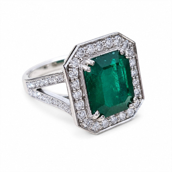 טבעת אמרלד 3.50 קראט עם יהלומים – צילום מוצר על רקע לבן
