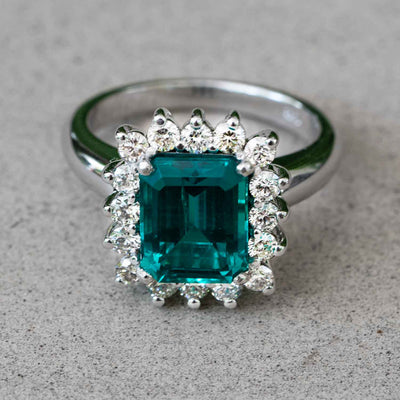 טבעת אמרלד ירוקה עם יהלומים מסביבה, זהב 14K