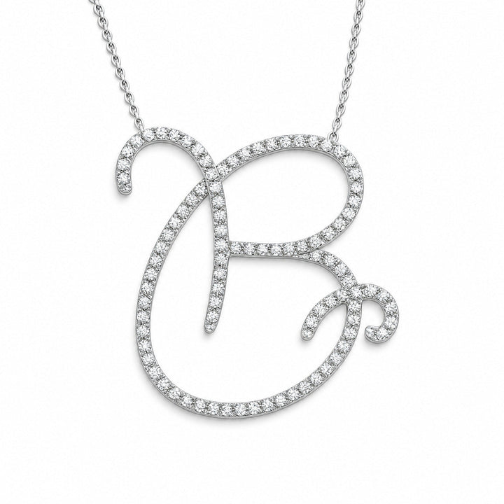 תליון אות אישית עם יהלומים טבעיים – צילום מוצר על רקע לבן