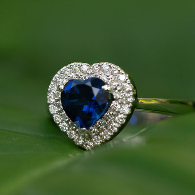 טבעת עם אבן חן ספיר לב במראה קלאסי ובעיצוב אישי