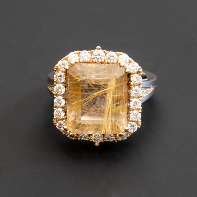 טבעת מקורית עם שיבוץ אבן חן קוורץ בגווני זהב נדירים. מסביב שיבוץ עדין של יהלומים