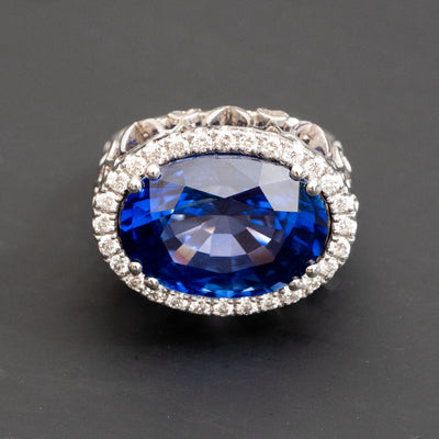 טבעת בעיצוב מיוחד עם שיבוץ אבן חן ספיר אובלית ומסביבה יהלומים