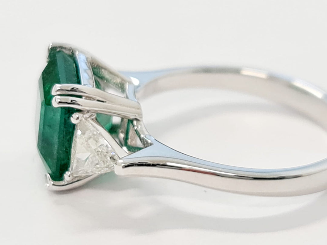 טבעת אמרלד טבעית 2.96 קראט עם יהלומי טריליון