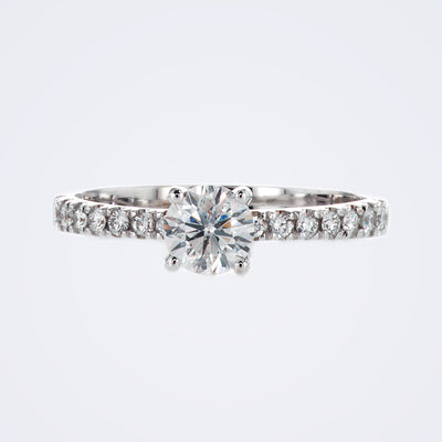 טבעת אירוסין יפייפיה עם יהלום מרכזי גודל הקראט לבחירה עם יהלומים בצדדי היהלום המרכזי