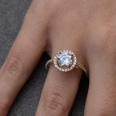 טבעת אירוסין המשובצת יהלום מרכזי ומעגל יהלומים יחד עם שיבוץ יהלומים בצדדים