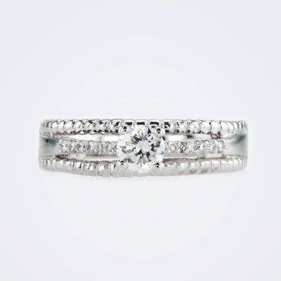 טבעת אירוסין עם יהלום מרכזי קטן בעיצוב ייחודי למראה 3 טבעות יחד