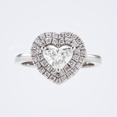 טבעת יהלום בצורת לב עם יהלום מרכזי 0.80 קראט משובצת יהלומים מסביב
