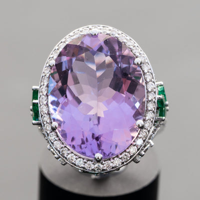 טבעת משובצת אבן חן אמטיסט טבעית בצבע סגול מהמם בשילוב אבני חן אמרלד ירוקים ויהלומים עדינים