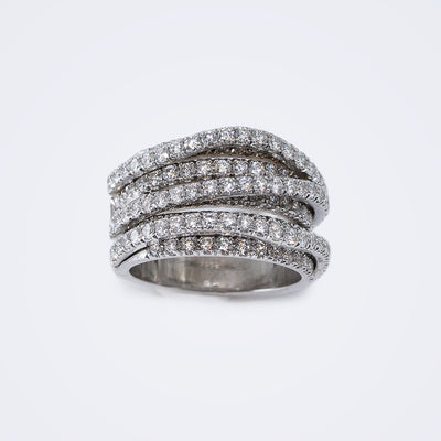 טבעת יהלום גדולה עם שיבוץ יהלומים קטנים 14 קראט זהב לבן