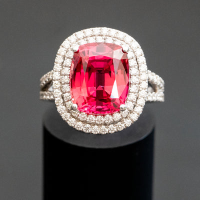 טבעת אירוסין משובצת אבן חן ספיר בצבע אדום עם שיבוץ עדין של שני מעגלי יהלומים מסביב