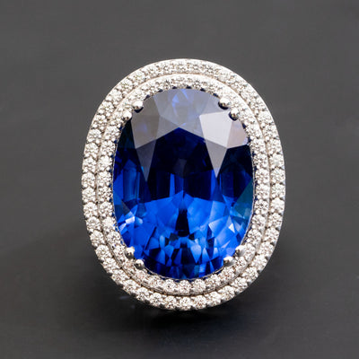 טבעת מעוצבת משובצת אבן חן ספיר כחולה אובלית ומסביבה דאבל הלו יהלומים