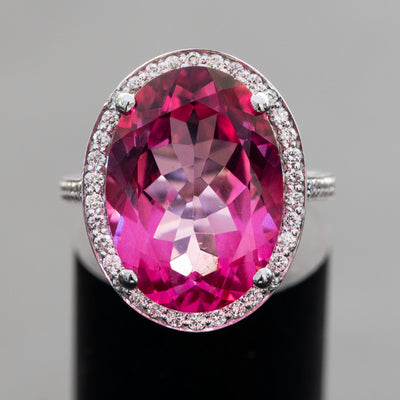 טבעת בעיטור לבבות מזהב לבן משובצת אבן חן צבעונית טבעית בצבע ורוד עם יהלומים טבעיים בצדדים