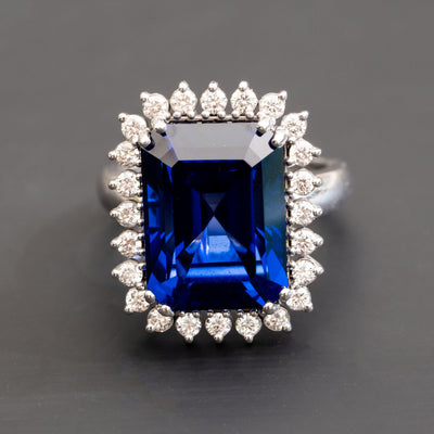 טבעת משובצת אבן חן ספיר רדיאנט בצבע כחול בוהק עם יהלומים מסביב