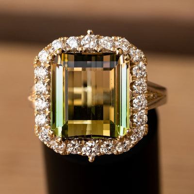 טבעת מרשימה במיוחד, מתנה לאישה, בשיבוץ אבן חן טורמלין מחליפה צבעים ירוק וצהוב ויהלומים מסביב