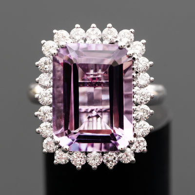 טבעת גדולה מיוחדת משובצת אבן חן אמטיסט בצבע סגול עם שיבוץ של יהלומים עגולים מסביב