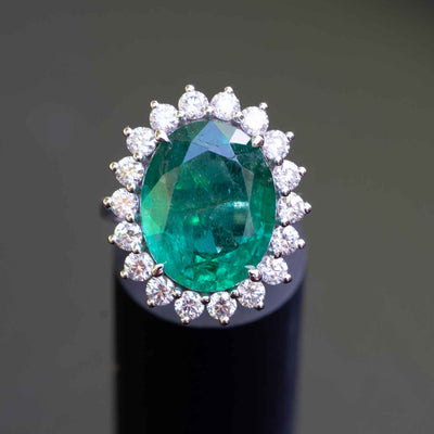 טבעת אמרלד טבעית ירוקה עם יהלומים