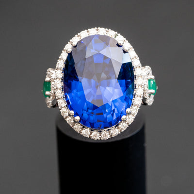 טבעת בעיצוב מיוחד בשיבוץ אבן חן ספיר אובלית כחולה עם אבני חן אמרלד ויהלומים