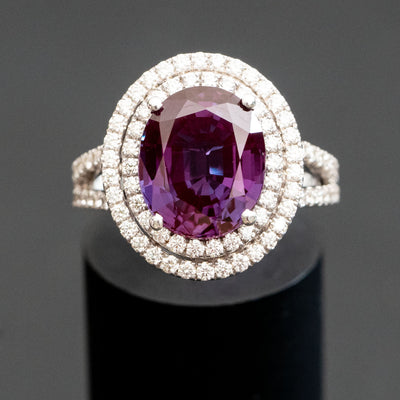 טבעת מושלמת משובצת אבן חן ספיר מחליפה צבעים מסביבה שני מעגלי יהלומים למראה נוצץ וייחודי