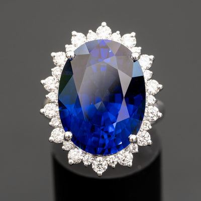 טבעת אבן חן ספיר כחולה משובצת יהלומים בגדלים שונים מסביב
