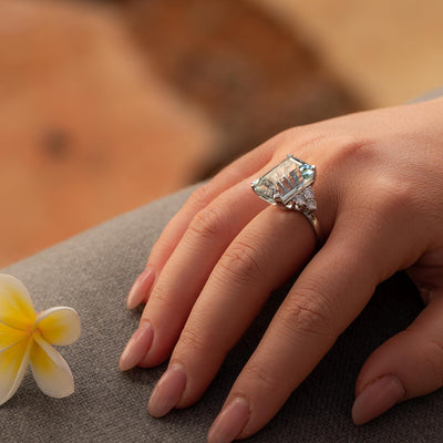 טבעת בשיבוץ אבן חן אקווה מרין בצבע תכלת ובשיבוץ יהלומים מתאים לטבעת אירוסין