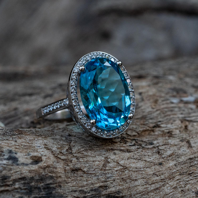 טבעת מעוצבת עם אבן חן טופז אובלית משובצת יהלומים מסביב