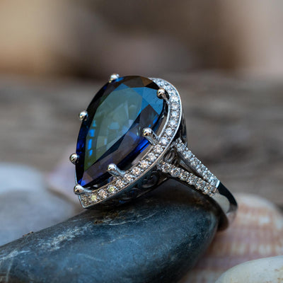  טבעת טיפה אבן חן ספיר כחולה משובצת יהלומים 18 קראט זהב לבן