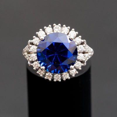 טבעת מושלמת לאישה משובצת אבן חן ספיר עגולה כחולה מהממת עם יהלומים מסביב ובצדדים