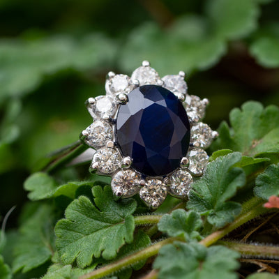 טבעת הנסיכה דיאנה משובצת אבן חן ספיר מרכזית ומסביבה יהלומים